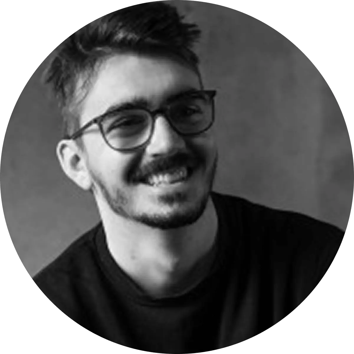 Portrait de Noa, graphiste et illustrateur au sein de l'agence A4 ÉDITIONS
